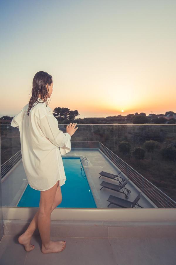 Io Luxury Pool & Hot Tub Suites プレベザ エクステリア 写真