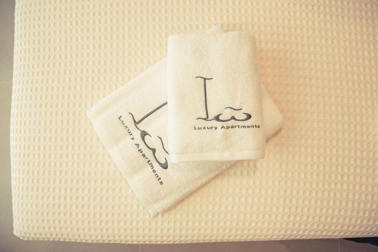 Io Luxury Pool & Hot Tub Suites プレベザ エクステリア 写真
