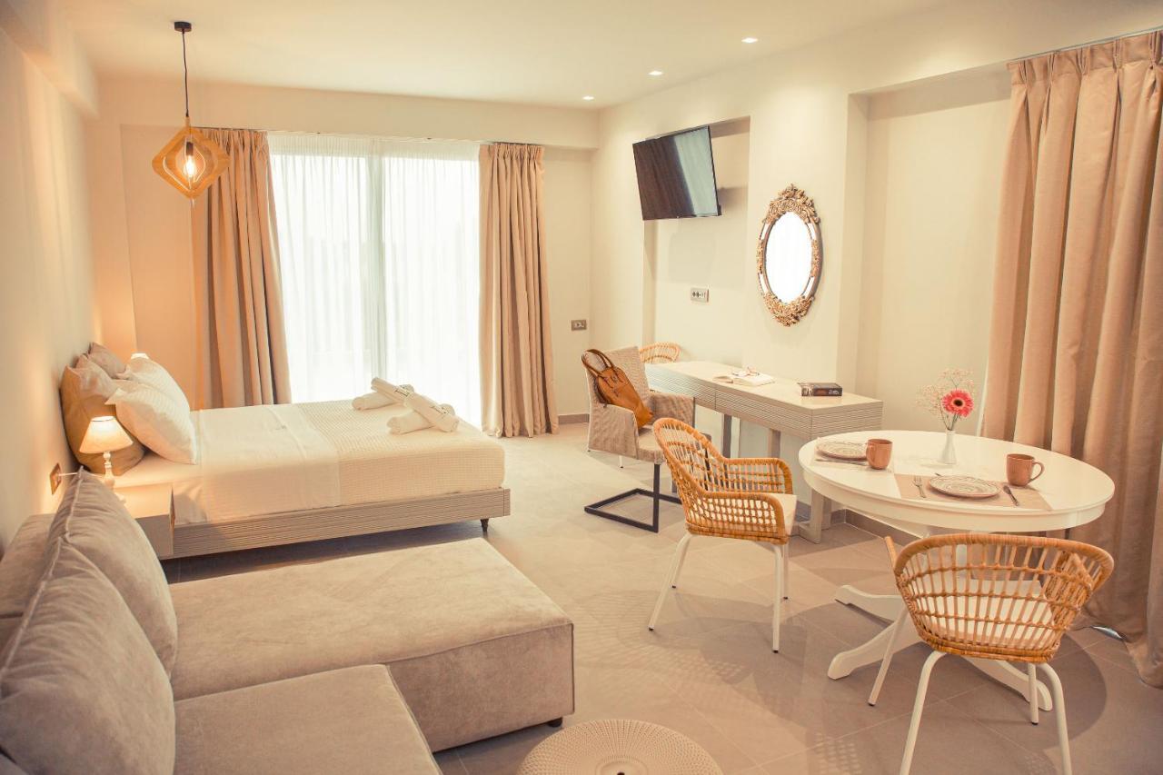 Io Luxury Pool & Hot Tub Suites プレベザ エクステリア 写真