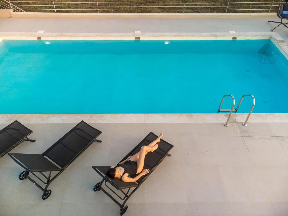 Io Luxury Pool & Hot Tub Suites プレベザ エクステリア 写真