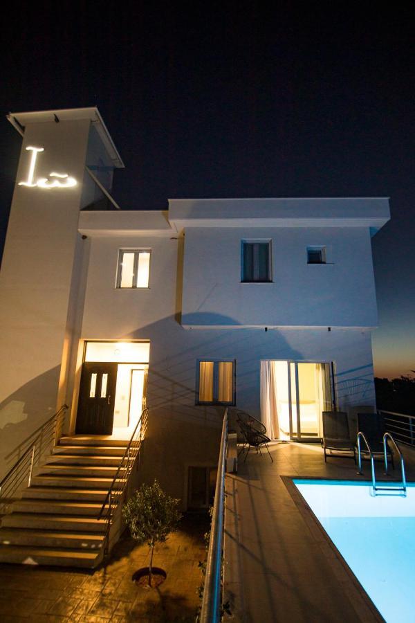 Io Luxury Pool & Hot Tub Suites プレベザ エクステリア 写真